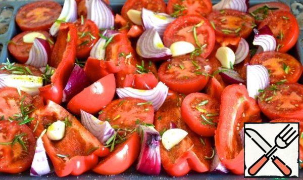 Tomatoes, onions and peppers to slice and spread on two greased olive oil baking sheet. Add garlic and chopped rosemary leaves. All the vegetables pour olive oil, salt and pepper. 