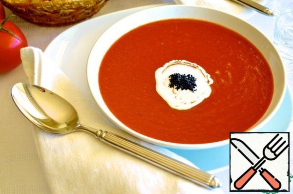 Pour the strained soup into a saucepan, add the broth, vinegar, tomato paste and warm it up. Add vodka.
