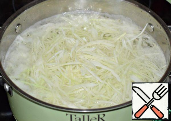 Add to the pot of thinly sliced cabbage.
Cover the pot with a lid and cook soup for another 12-15 minutes. (fire medium)