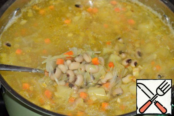 Put the beans boiled until cooked (or use canned), fried vegetables in a saucepan, salt the soup, season with pepper.
Boil for five minutes, remove from heat, cover and let the soup brew for 10-20 minutes.
You're finished!
When serving, add chopped herbs and a few drops of lemon juice to the soup plates. (to taste)