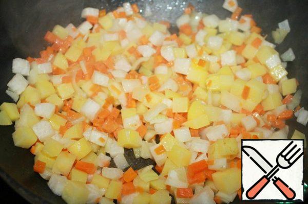 Fry all, stirring, on a small amount of vegetable oil for about 5 minutes. You can cook in a pan with high edges, but you can use a saucepan with a thick bottom.