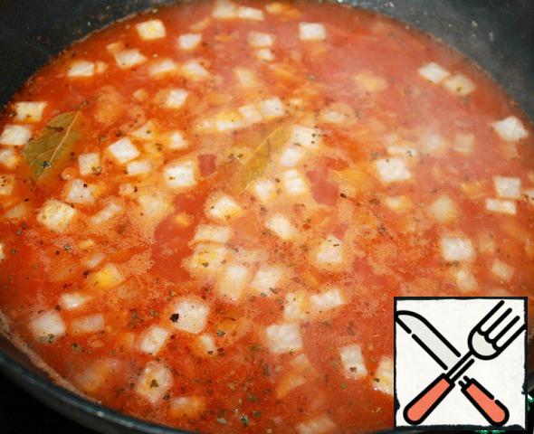 Pour 1-1.5 liters of boiling water (depending on what density you want to get soup), salt to taste (take into account the fact that the sausages are also salty), add your favorite spices (Basil, paprika sweet and so on.).
Cook for about 5 minutes.