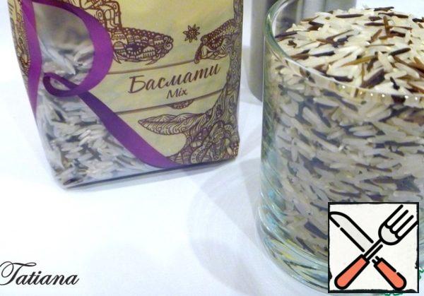 Prepare the rice (you can use any rice mixture) according to the instructions on the package.
Let the rice cool down.
