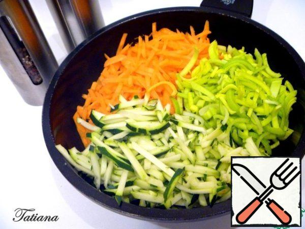 Cut the vegetables into strips, put out until half cooked in a small amount of vegetable oil, add a little salt and pepper.
