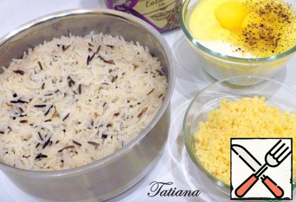 Mix sour cream with eggs, add a little salt and pepper.
