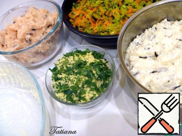 Wash the parsley, dry, finely chop, mix with cheese (3 tbsp. l.)
Add 3-4 tablespoons of rice to the ground chicken, add a little salt, pepper and mix.
Mix the remaining rice with the sour cream-egg mixture and the remaining cheese.