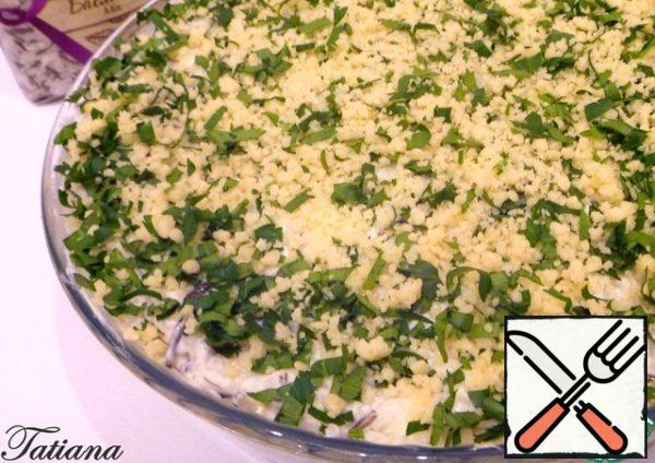 Grease the baking dish (glass, ceramic) with butter, lay out the prepared mixture in layers:
- rice mixture (1/2 part)
- vegetables (1/2 parts)
- chicken meat
- vegetables (1/2 part)
- rice mixture (1/2 part)
- cheese and parsley
The whole "set" of products is placed in a mold (d = 26 cm. (1.5 liters))