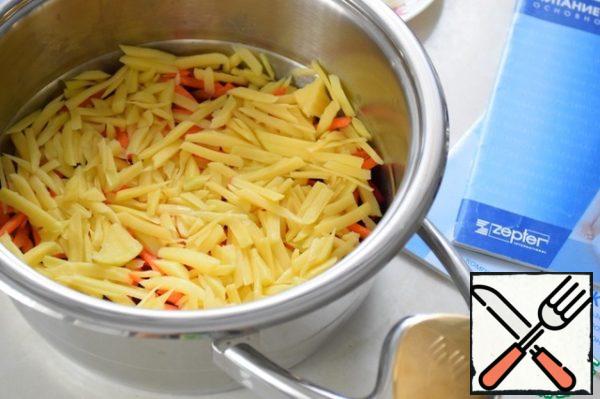Put the potatoes on the carrots.
