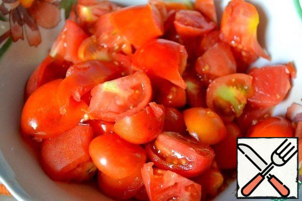 Proceed to the preparation: prepare all the ingredients.
Cut tomatoes and carrots.