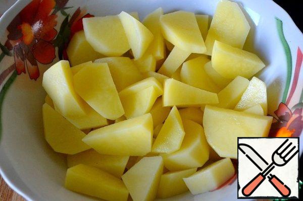 Cut the potatoes into cubes.
