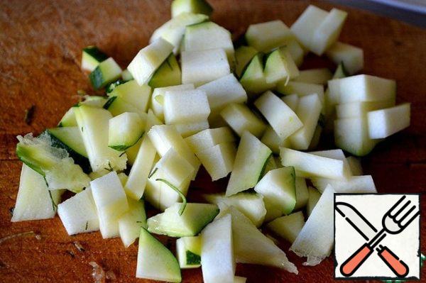 Cut the zucchini into cubes.
