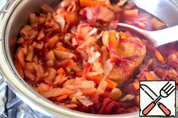 The temperature is kept in the pot for a few hours - the meat and vegetables reach full readiness on their own. And family at any time waiting for a hot lunch)
Here's a bright, juicy, delicious borscht turned out.