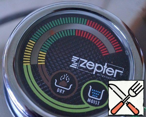 On the lid there is a thermostat - a device that helps to regulate the temperature. When the arrow reaches the middle of the scale, the heat can be reduced, cook for another 15 minutes on very low heat.
