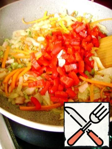 Heat the oil and saute the onions and carrots, then add the sweet peppers and celery.
Stir to evenly warm the vegetables.