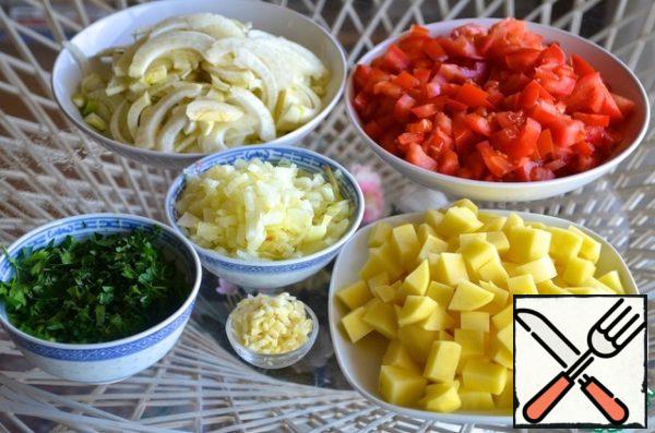 Cut tomatoes and potatoes into medium-sized cubes. Finely chop the garlic and parsley. Cut onion into small cubes, fennel into thin half–rings.
