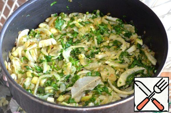 Fry the onion in olive oil over medium heat until transparent. Add the fennel, garlic, parsley, bay leaf and simmer, stirring occasionally, for 5 minutes.
