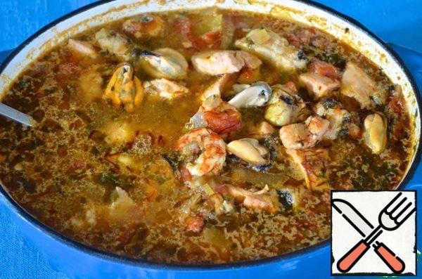 Pour the potatoes into the broth and cook over medium heat for 10 minutes. Add fish, shrimp and saffron. Add salt and pepper and cook for another 5 minutes. Add the prepared mussels to the soup, cover and let stand for 3 minutes.

