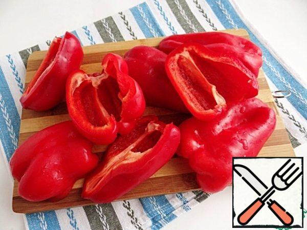 Pepper cut in half, remove seeds and stems, wash.
