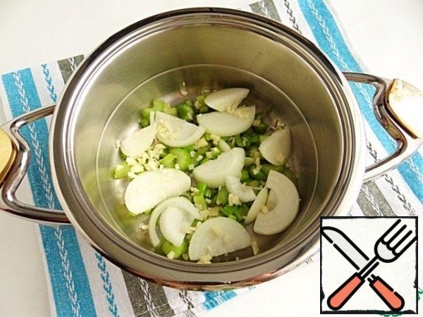 In the Zepter pot (I use a saucepan 3 liters) spread first the celery, then the onions, the garlic.