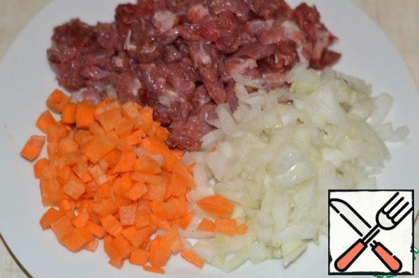 Peel all the vegetables. Cut the meat, onion and carrot into small cubes.
