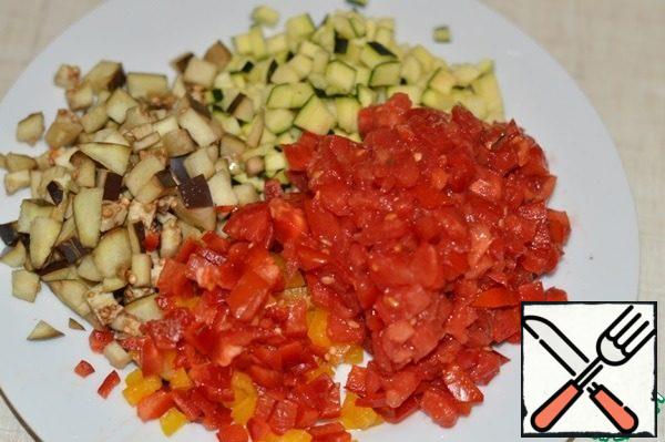 The remaining vegetables are also finely chopped.
