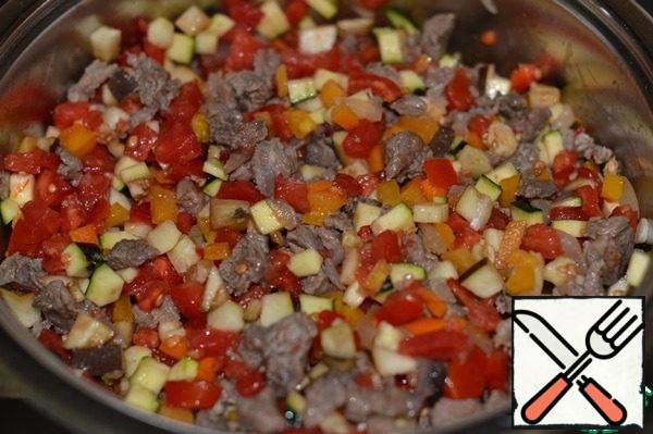 Add the rest of the ingredients to the pan, except chili pepper, garlic and herbs. Fry for 5 minutes, stirring. Add ground coriander.
