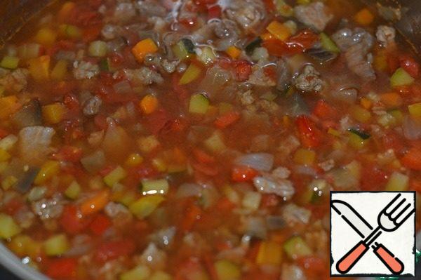 Then cover the pan with a lid, reduce the heat to low and cook for 20 minutes. Then remove the lid, if there is not enough liquid left, then add hot water. Then cover the pan with a lid, remove from the heat and leave for another 20 minutes.
