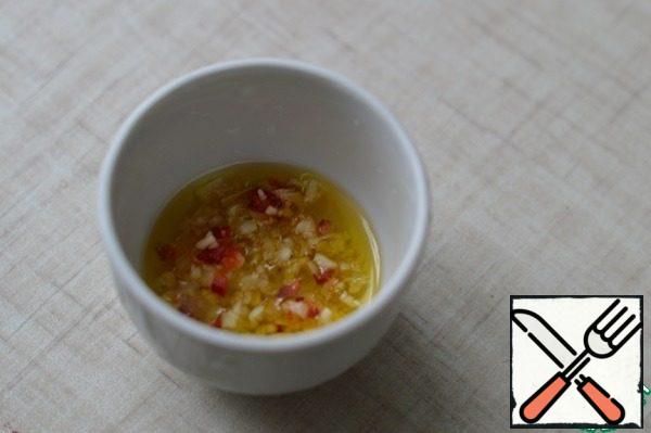 Finely chop garlic and chili pepper, mix with olive oil.
