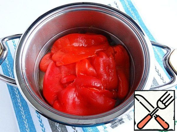 Remove the peel from peppers and tomatoes (remove peppers and tomato quarters in a wide bowl, a little let them cool, then remove them from the film).