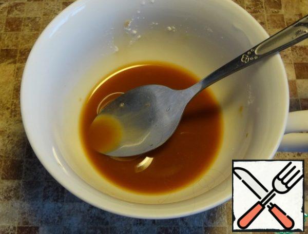 In a cup, mix starch, sugar, soy sauce and wine. Pour the mixture into the soup in a thin stream.
