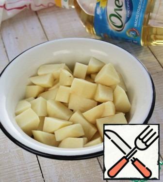 Peel the potatoes and cut them into cubes 1.5 cm.