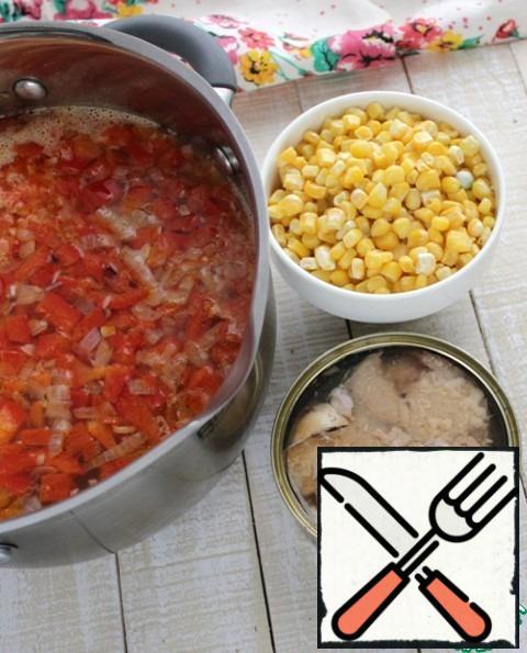 Pour into a saucepan 1.5 liters of water, bring to a boil, add the corn and tuna along with the juice, cook for 10 min. Season with salt, pepper to taste and let stand the soup for 15 minutes.