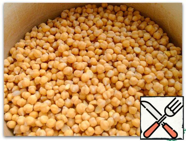 We'll need some boiled chickpeas. Soak it in advance, it is better to leave it overnight in a large amount of cold water - it "drinks" everything. Rinse it in several waters before use.
