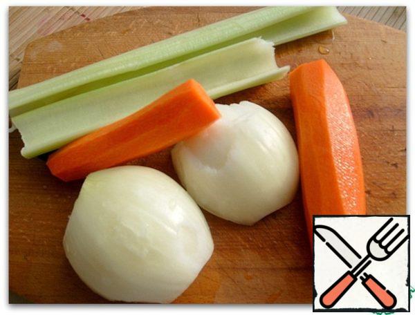 Prepare vegetable broth: in boiling water - about 2 liters - put chopped carrots, celery and onions. Cook until the carrots are ready.
