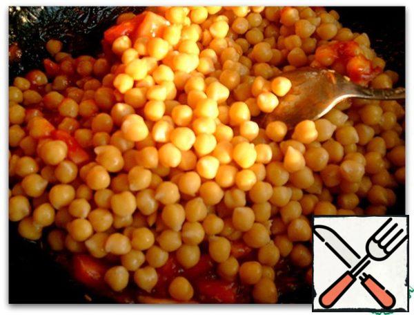 Put boiled chickpeas in a frying pan with brisket, spices and tomatoes. Cook the mixture for about 20 minutes.
Put the contents of the pan into the vegetable broth. Boil everything together for another 15 minutes, add salt and pepper to taste. Add about a cup of small pasta and cook the soup until tender.
Before serving, you can sprinkle with chopped herbs. I added sweet red pepper.