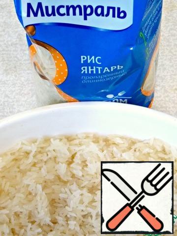 Wash the steamed rice and put it in the form. 