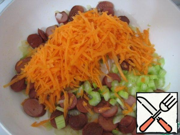 Celery finely chopped, carrots grate on a grater or cut into sticks. Add to pan, cook 5 minutes. To put salt on them, add all spices.