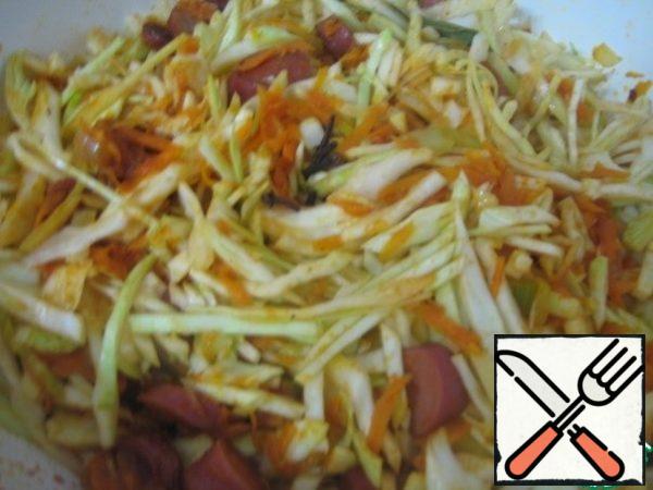 Shred cabbage into strips. Put in saucepan, stir, add water, bring to boil, reduce the heat, simmer over low heat for 1 hour.