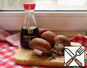 Now the secret to tasty mushrooms in the borscht. Shop mushrooms, as a rule, do not have a bright taste. But I have a secret that makes them taste. This soy sauce, which has in its composition a natural flavor enhancer and a small pinch of dried ceps.