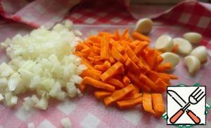 Carrots cut into strips or grate on a coarse grater,carrots cut small dice. Peel the garlic. I love a lot of garlic. You already decide how much to put yourself.