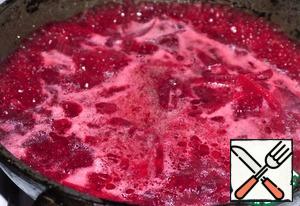 Now prepare the beets. Also put it in pre-heated with a small amount of vegetable oil to the pan and almost immediately pour 1-2 ladle of broth. Extinguish under a cover just a couple of minutes and put aside. Vinegar and this here is the fighting a secret to preserve color.