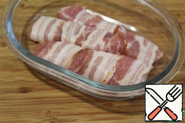 Wrap each piece chicken breasts in bacon and put in molds or in one form.
