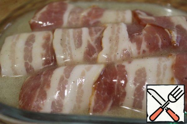 Preheat the oven to 210 degrees.
Pour the sauce over the bacon and put it in the oven for 20 minutes.