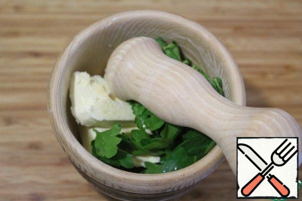 Mix the butter with lemon juice, garlic powder and herbs, chop or punch in a blender.
