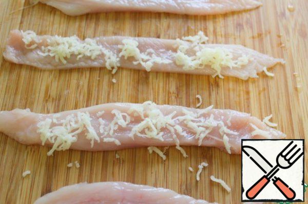 Cut each part of the fillet in length into 2-3 parts.
Sprinkle cheese on each strip.