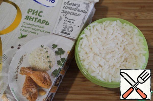 When the packet of rice ready, it to cut. Then need rice to pressure  in the cup.