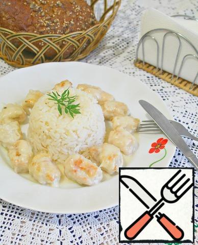Turn a Cup of rice on the dish, pour the rice sauce (from chicken rolls) and serve with chicken rolls.
