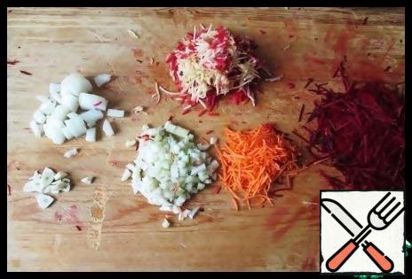 Grate the apple, carrots and beets.
Finely chop celery, onion and garlic