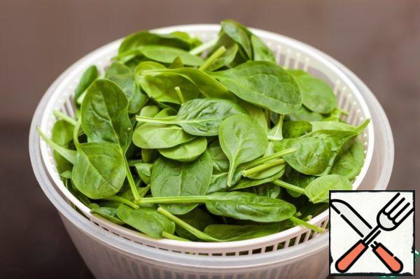 Wash and dry spinach leaves. 