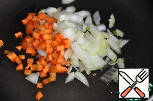 Carrots and onions clean, cut into small cubes and fry in sunflower oil for about 2 minutes.